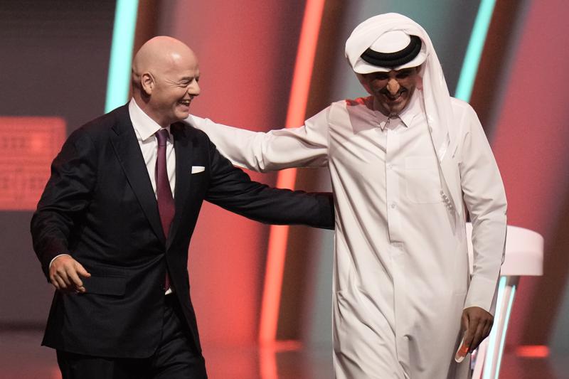 ARCHIVO - El presidente de la FIFA Gianni Infantino (izquierda) y el emir de Qatar Tamim bin Hamad Al Thani se retiran del escenario previo al sorteo de la Copa Mundial, el viernes 1 de abril de 2022, en Doha, Qatar. (AP Foto/Hassan Ammar)