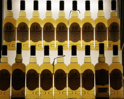 Botellas de whisky escocés en Colonia, Alemania, 13 de noviembre de 2009. EEUU acordó suspender los aranceles a una de las principales exportaciones de Escocia, se anunció el 17 de junio de 2021. (AP Foto/Hermann J. Knippertz, Archivo)