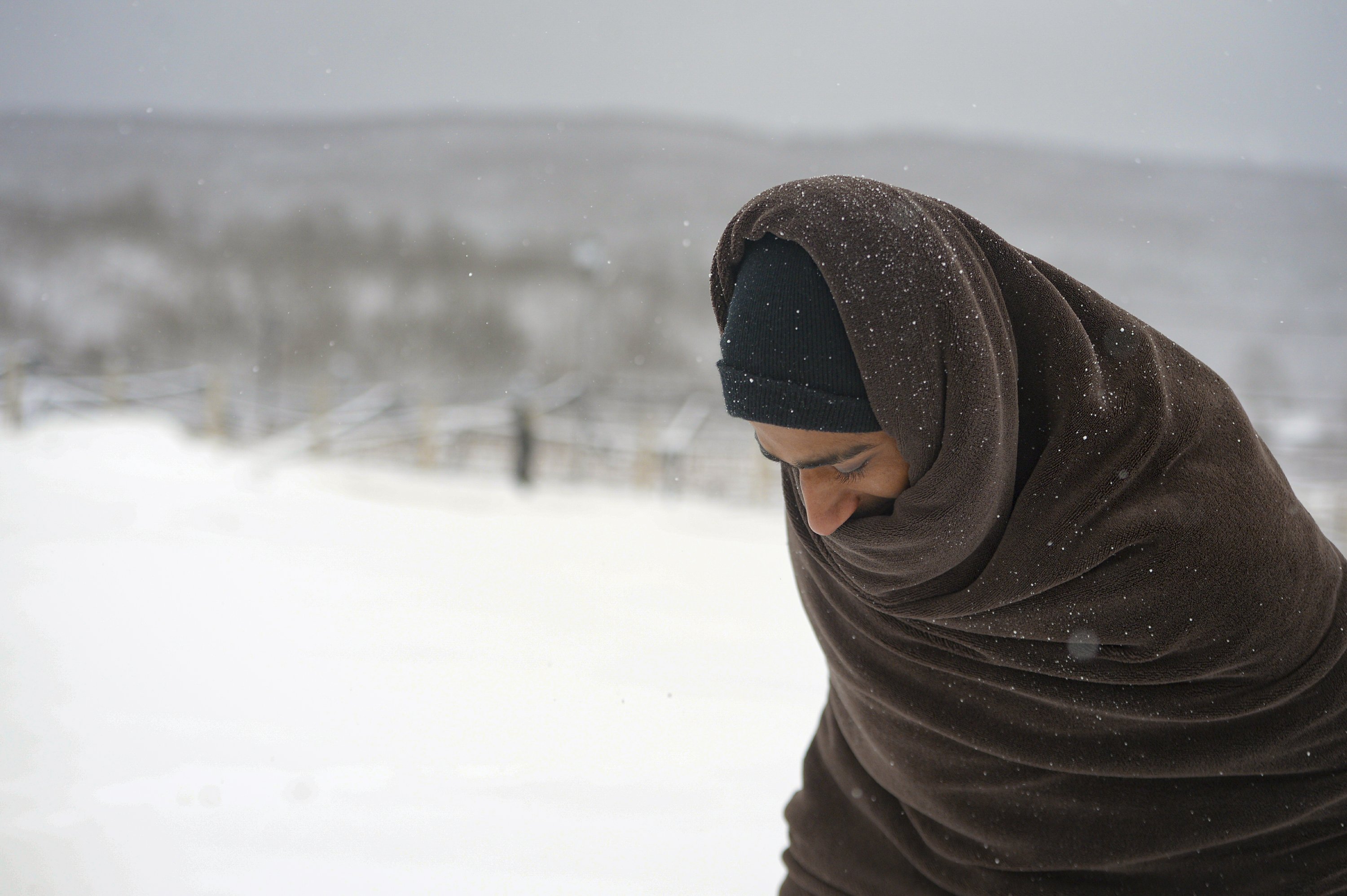 Hundreds of migrants freezing in heavy snow at Bosnian camp