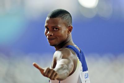 ARCHIVO - En esta foto de archivo del 29 de setiembre de 2019, el ecuatoriano Alex Quiñónez hace un gesto después de la clasificación de los 200 metros llanos en los Campeonatos Mundiales de Atletismo en Doha, Qatar. El atleta olímpico Alex Quiñónez, de 32 años, considerado el mejor velocista ecuatoriano de la historia, fue asesinado a tiros en Guayaquil el 22 de octubre de 2021 por la noche, informó la policía (AP Photo/Petr David Josek)