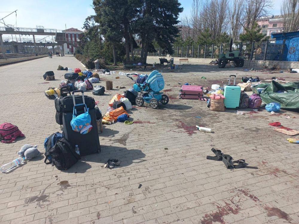 En esta foto publicada en el canal Telegram del presidente ucraniano Volodymyr Zelenskyy, se ven manchas de sangre entre bolsas y un cochecito de bebé en una plataforma después del bombardeo ruso en la estación de tren en Kramatorsk, Ucrania, el viernes 8 de abril de 2022. (Telegram del presidente ucraniano Volodymyr Zelenskyy canal a través de AP)