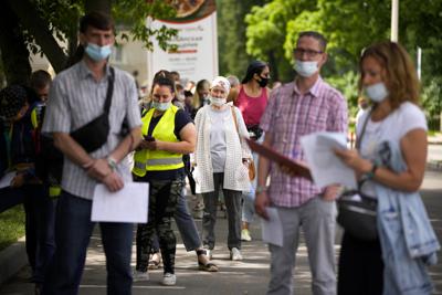Gente hace fila para vacunarse contra el coronavirus en un centro en Moscú, Rusia, viernes 2 de julio de 2021. (AP Foto/Alexander Zemlianichenko)