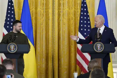 ARCHIVO - El presidente estadounidense Joe Biden habla en conferencia de prensa junto al presidente ucraniano Volodymyr Zelenskyy en la Casa Blanca, Washington, 21 de diciembre de 2022. (AP Foto/Andrew Harnik, File)