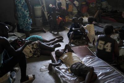 Fotografía de archivo del 13 de julio de 2021 de familias desplazadas por la violencia de pandillas en un refugio dentro de una escuela en Petion Ville en Puerto Príncipe, Haití. (AP Foto/Matias Delacroix, Archivo)