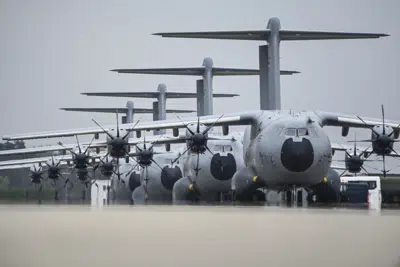 Aviones Airbus A400M de la Fuerza Aérea Alemana para una misión de rescate en Sudán estacionados en la base aérea de Wunstorf en Wunstorf, Alemania, el viernes 28 de abril de 2023. (Lars Klemmer/dpa vía AP)