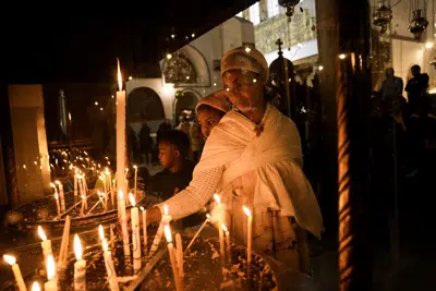 Una mujer etíope visita la Iglesia de la Natividad, que se alza en el lugar donde tradicionalmente se cree que nació Jesús, en Belén, Cisjordania. Los negocios están floreciendo esta Navidad en la ciudad natal de Jesús después de dos años de recesión debido a la pandemia de coronavirus. (AP Foto/ Mahmoud Illean)