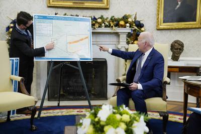 El presidente Joe Biden recibe informes sobre los daños causados por los recientes tornados, en la Oficina Oval en la Casa Blanca en Washington, el 13 de diciembre de 2021. (AP Photo/Evan Vucci)