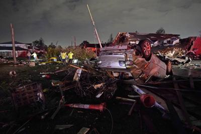 Un auto quedó volteado después de que un tornado atravesara el lugar en Arabi, Luisiana, el martes 22 de marzo de 2022, en una parte de la ciudad que resultó muy dañada por el huracán Katrina hace 17 años. (AP Foto/Gerald Herbert, Archivo)