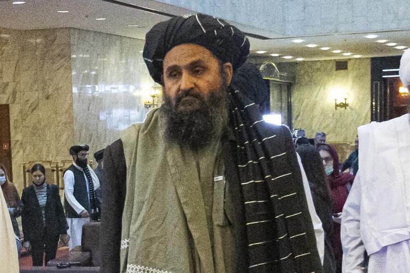 ARCHIVO - En esta foto de archivo del 18 de marzo de 2021, el cofundador del Talibán, mulá Abdul Ghani Baradar, llega con otros miembros de su delegación a una conferencia internacional de paz en Moscú. (AP Foto/Alexander Zemlianichenko, Pool, File)