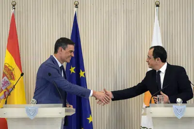 El presidente chipriota Nikos Christodoulides, derecha, y el español Pedro Sánchez se estrechan las manos durante una conferencia de prensa tras su reunión en el palacio presidencial en Nicosia, Chipre, martes 4 de abril de 2023.(AP Foto/Petros Karadjias)