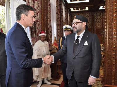 ARCHIVO - Esta imagen proporcionada por el palacio real de Marruecos muestra al presidente del gobierno español, Pedro Sánchez, a la izquierda, recibido por el rey de Marruecos, Mohammed VI, antes de su comida en el Palacio Real en Rabat, Marruecos, el 19 de noviembre de 2018. Sánchez tenía previsto reunirse el jueves 7 de abril de 2022 con el rey Mohammed VI, tras un acercamiento diplomático entre los dos países. (Palacio Real de Marruecos via AP, Archivo)