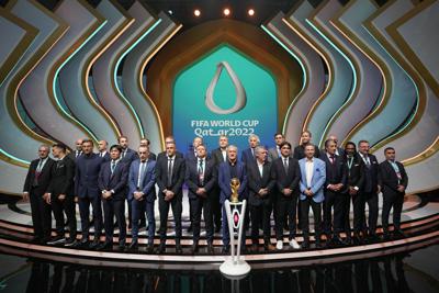 Los técnicos de las selecciones participantes en el escenario del sorteo de la Copa Mundial de Qatar, el viernes 1 de marzo de 2022, en Doha. (AP Foto/Hassan Ammar)