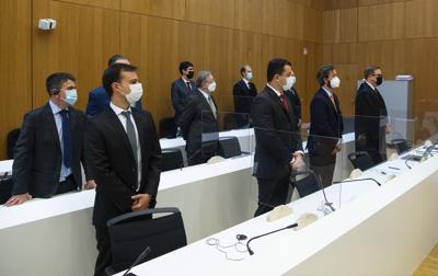 Avimar de Melo Barcelos, atrás izquierda, alcalde de Brumadinho, Brasil; Paulo Richardo Rocha Pinto, esposo de una víctima, Gustavo Barroso Camara, hermano de una víctima, y los abogados Pedro Martins y Jan Erik Spangenberg, arriban al tribunal regional de Munich, Alemania, martes 28 de setiembre de 2021. Tras el desastre del dique de Brumadinho a principios de 2019, la ciudad y la familia de una de las 270 víctimas reclaman por daños a la empresa certificadora alemana TUeV Sued.  (Sven Hoppe/dpa via AP)