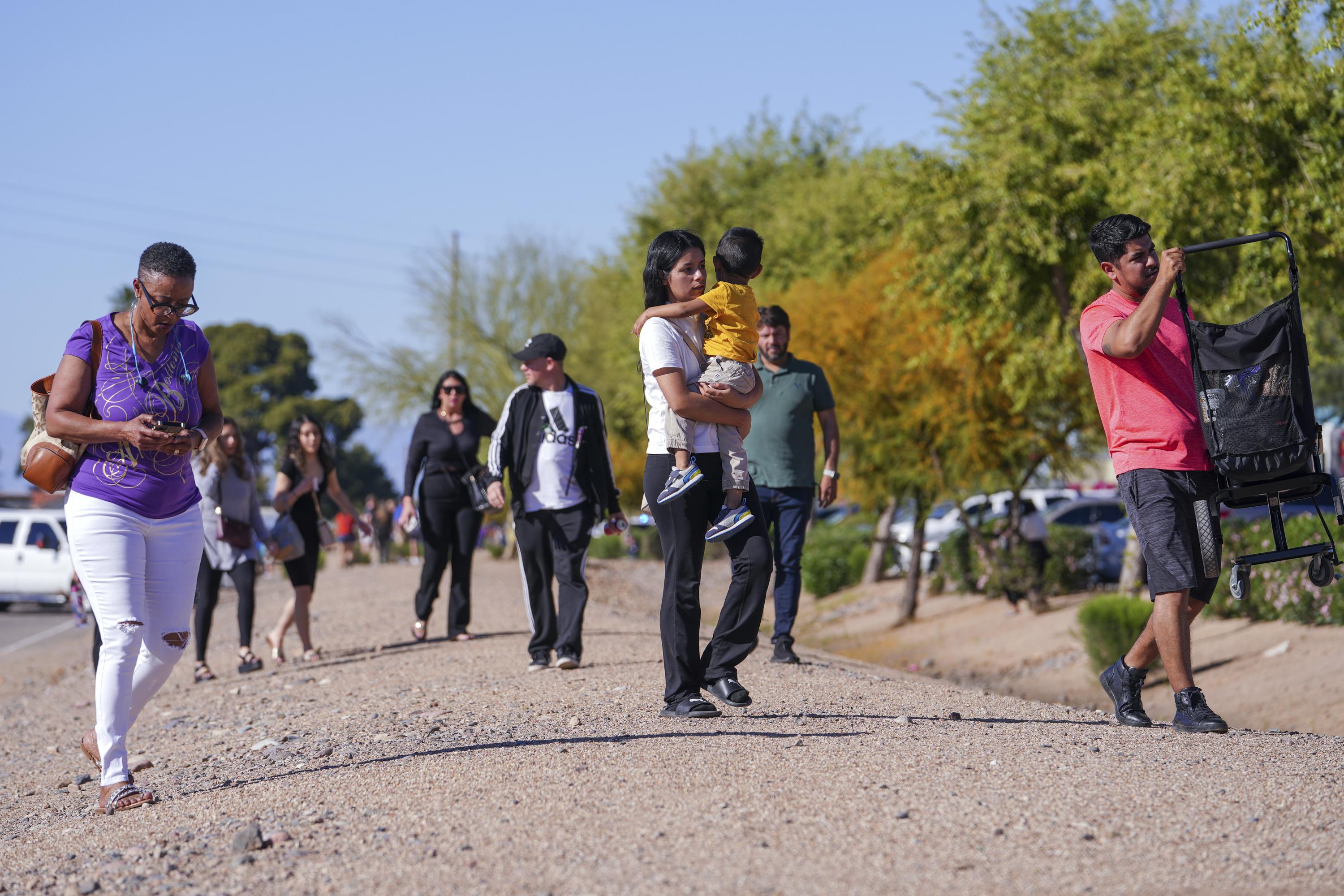 Police 5 People Injured In Shooting At Arizona Outlet Mall AP News   3000 