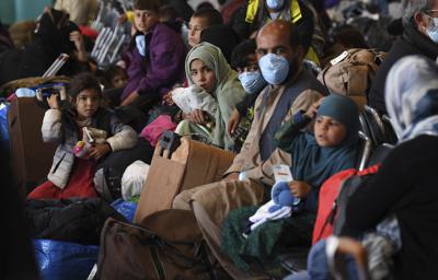 Refugiados afganos se encuentran en el Hangar 5 de la base aérea estadounidense de Ramstein, Alemania, 8 de septiembre de 2021. (Olivier Douliery/Pool Photo via AP)