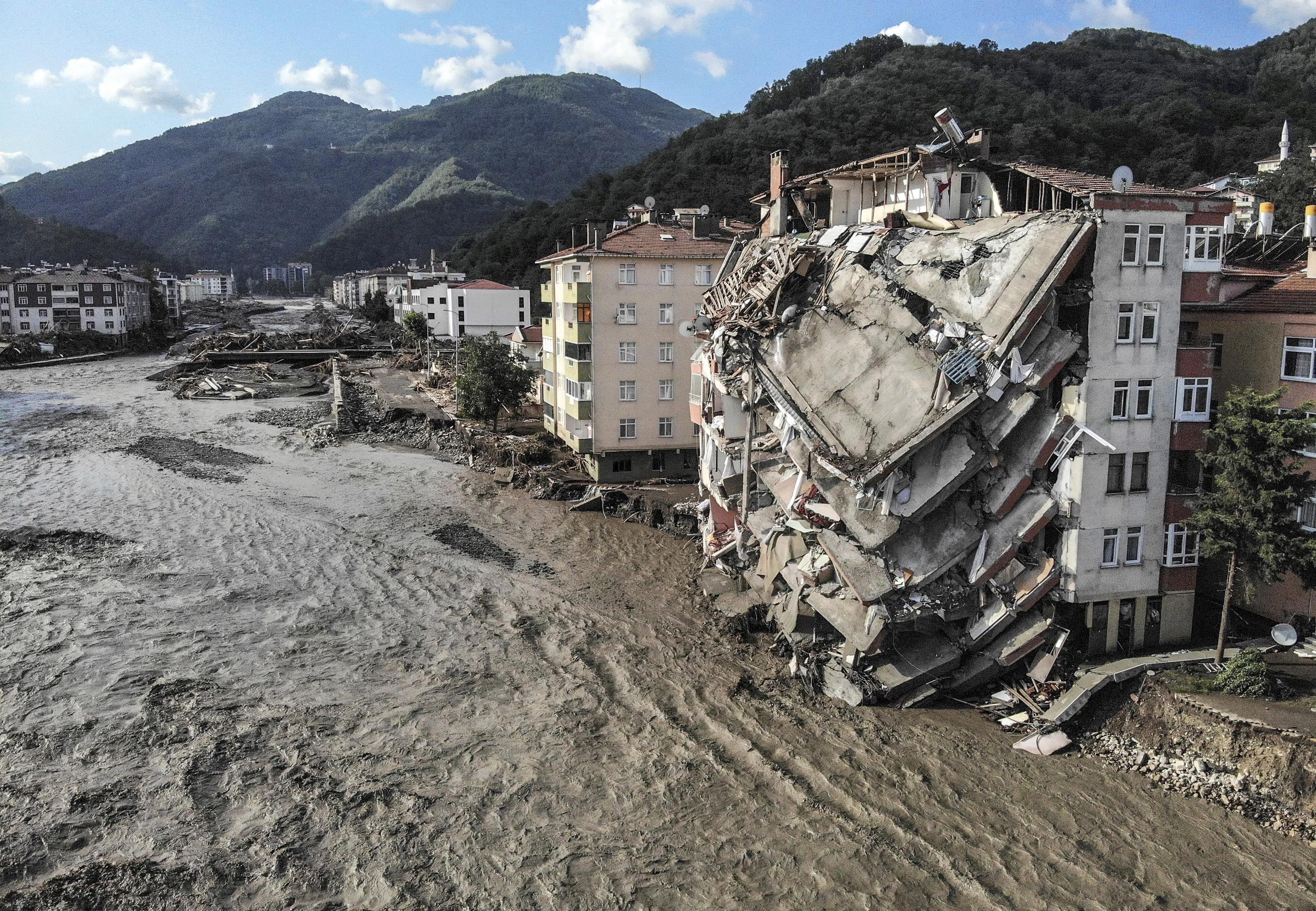 Death toll from floods in northern Turkey reaches 38