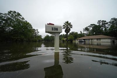 Un barrio inundado tras el paso de la tormenta Claudette en Slidell, Luisiana, el sábado 19 de junio de 2021. (AP Foto/Gerald Herbert)
