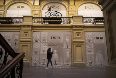 Un visitante pasa por delante de una boutique Dior cerrada dentro de los grandes almacenes GUM en Moscú, Rusia, el miércoles 9 de marzo de 2022. (Foto AP)