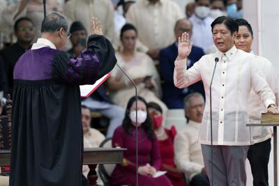 El presidente de Filipinas, Ferdinand "Bongbong" Marcos Jr., a la derecha, jura el cargo ante el juez de la Corte Suprema Alexander Gesmundo en la ceremonia de inauguración en el Museo Nacional, el jueves 30 de junio de 2022 en Manila, Filipinas. (AP Foto/Aaron Favila)