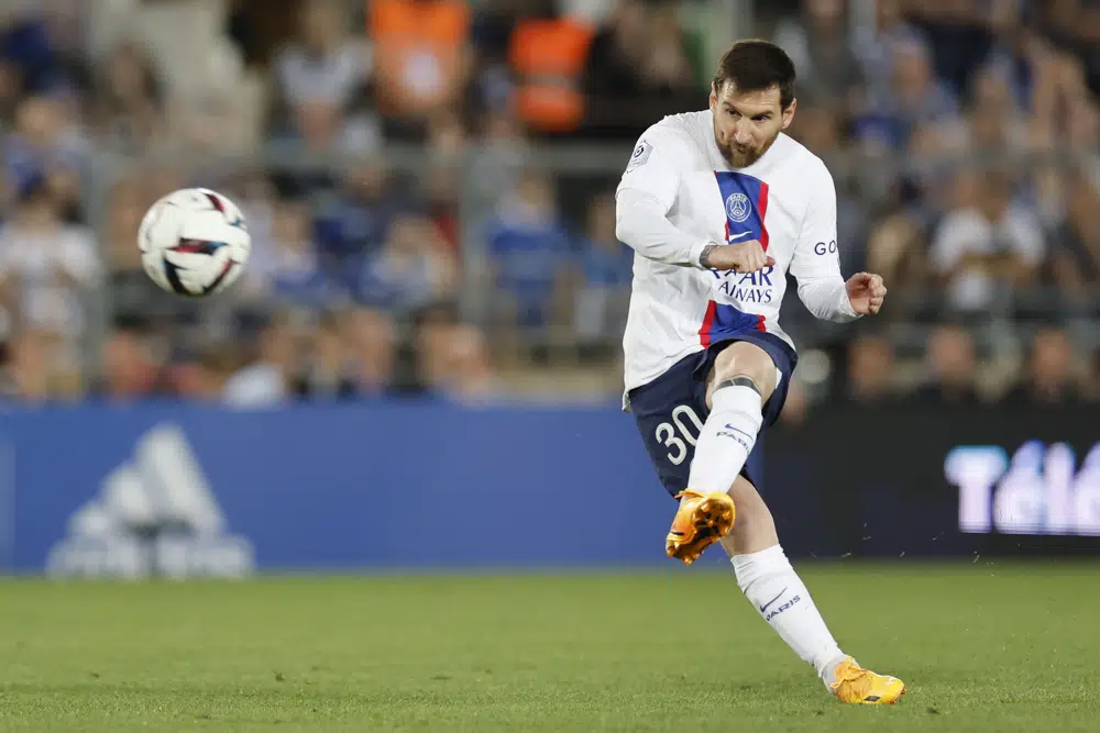 Lionel Messi del PSG patea el balón durante el partido de fútbol de la Liga Uno de Francia entre Estrasburgo y Paris Saint Germain en el estadio Stade de la Meinau en Estrasburgo, este de Francia, el sábado 27 de mayo de 2023. (Foto AP/Jean-Francois Badias)