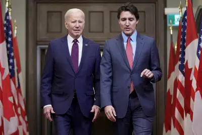 El presidente Joe Biden camina con el primer ministro canadiense Justin Trudeau en el Parlamento, el viernes 24 de marzo de 2023, en Ottawa, Canadá. (AP Foto/Andrew Harnik)