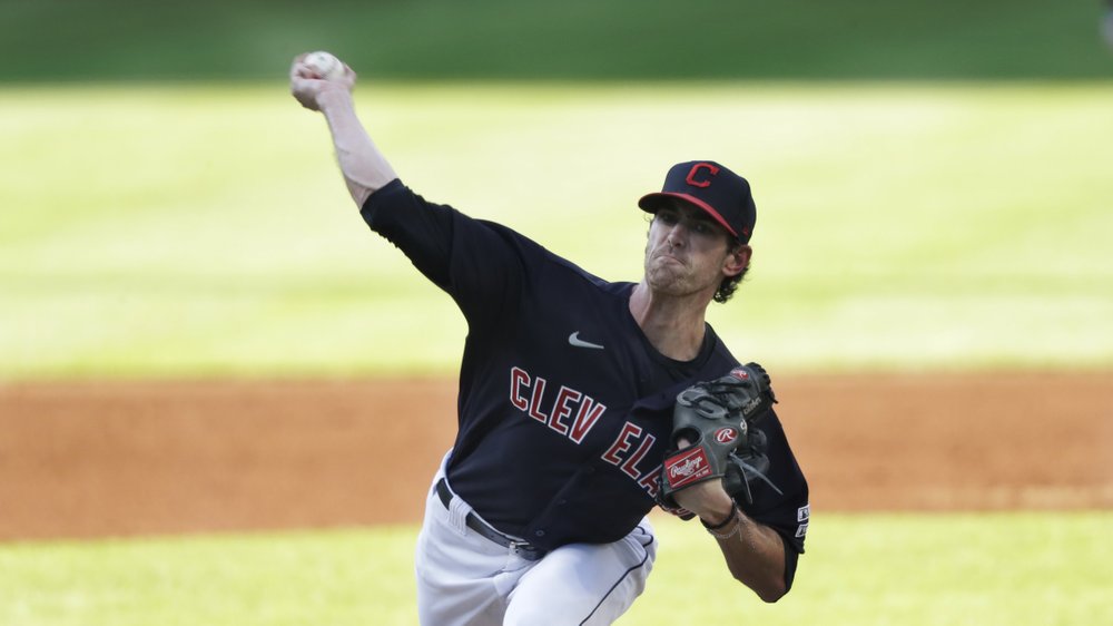 Shane Bieber, abridor de los Indios de Cleveland, lanza en el juego ante los Reales de Kansas City, el viernes 24 de julio de 2020