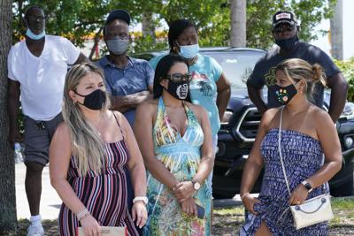 Un grupo de personas espera turno para someterse a una prueba de coronavirus, el sábado 31 de julio de 2021, en North Miami, Florida. (AP Foto/Marta Lavandier)