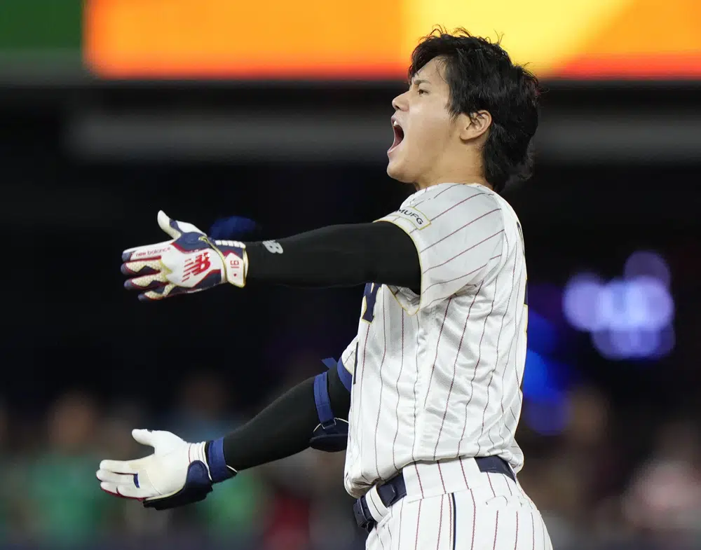 Shohei Ohtani celebra tras batear un doble para Japón en la semifinal contra México en el Clásico Mundial de béisbol, el lunes 20 de marzo de 2023, en Miami. (AP Foto/Wilfredo Lee)