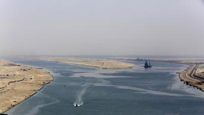 Una embarcación militar egipcia protege la entrada a una nueva sección del Canal de Suez, en Ismailia, Egipto, el 6 de agosto del 2015. (AP Foto/Amr Nabil)