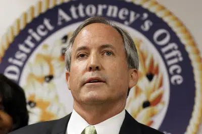 El fiscal general de Texas Ken Paxton durante una conferencia de prensa, el 22 de junio de 2017, en Dallas. (AP Foto/Tony Gutierrez, Archivo)