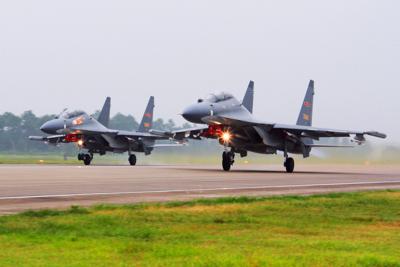 En una foto sin fecha de la Agencia de Noticias Xinhua de China, dos aviones de combate SU-30 chinos despegan desde un lugar no especificado para patrullar sobre el Mar del Sur de China. (Jin Danhua/Xinhua vía AP, archivo).