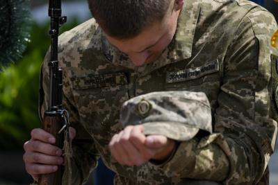 Un soldado ucraniano llora durante el funeral por el coronel Oleksander Makhachek, en Zhytomyr, Ucrania, el 3 de junio de 2022. (AP Foto/Natacha Pisarenko)