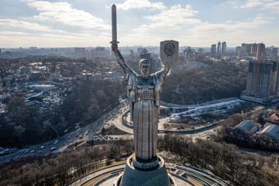 Una vista del monumento a la Madre Patria de Ucrania en Kiev, el domingo 13 de febrero de 2022. (AP Foto/Efrem Lukatsky)