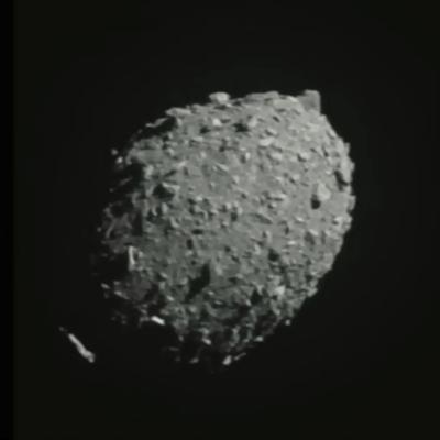 El asteroide Dimorfo en una foto tomada de una transmisión de la NASA el 26 de septiembre de 2022 desde la nave espacial DART. (ASI/NASA via AP)