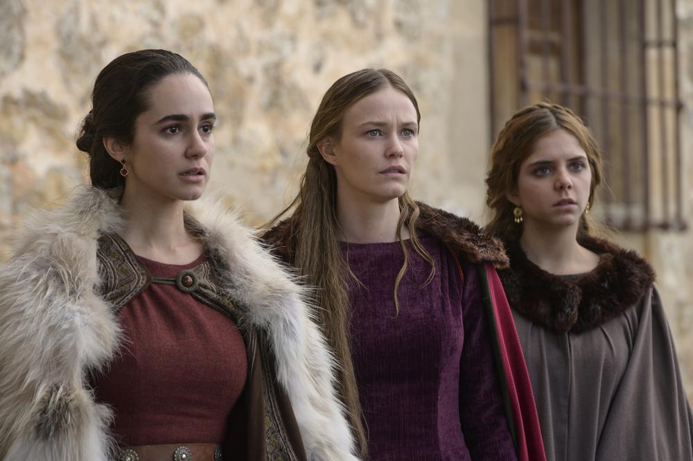 En esta imagen difundida por Amazon Prime Video, Alicia Sanz, Lucía Guerrero y Lucía Díez, de izquierda a derecha, en una escena de "El Cid". La segunda temporada de la serie se estrena el jueves 15 de julio. (Amazon vía AP)