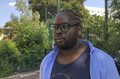 Issa Coulibaly, director de Pazapas, una asociación juvenil del este de París, posa durante una entrevista con Associated Press en París, el miércoles 21 de julio de 2021.  (AP Foto/Alex Turnbull)