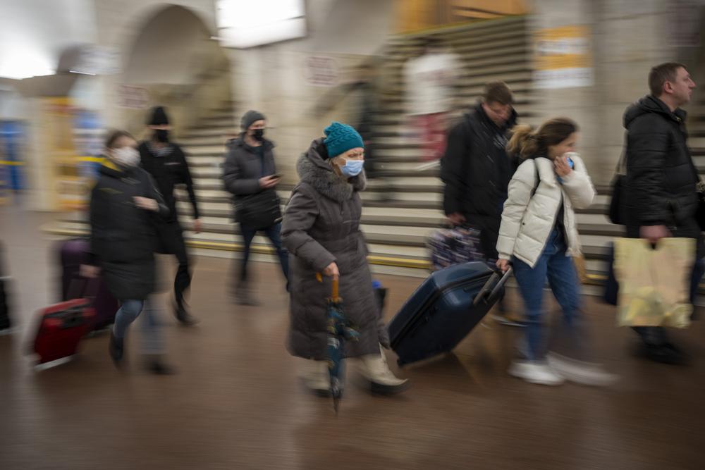 Dòng người vội vàng lên tàu rời Kyiv. Ảnh: AP Photo/Emilio Morenatti