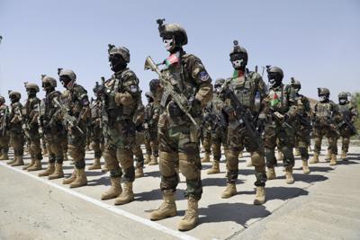 ARCHIVO - Nuevos miembros de las fuerzas especiales del ejército afgano acuden a su ceremonia de graduación luego de un programa de entrenamiento de tres meses en Kabul, Afganistán, el sábado 17 de julio de 2021. (AP Foto/Rahmat Gul, archivo)