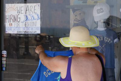 Un cartel de pedido de empleados en un paseo junto al mar en Ocean City, Nueva Jersey, 2 de junio de 2022.  (AP Foto/Matt Slocum)