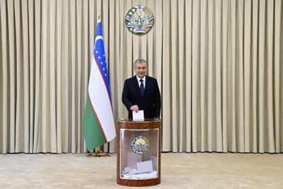 El presidente de Uzbekistán Shavkat Mirziyoyev deposita su voto durante la elección presidencial en Tashkent, el 24 de octubre de 2021. (Foto, servicio de prensa de la presidencia de Uzbekistán, vía AP)