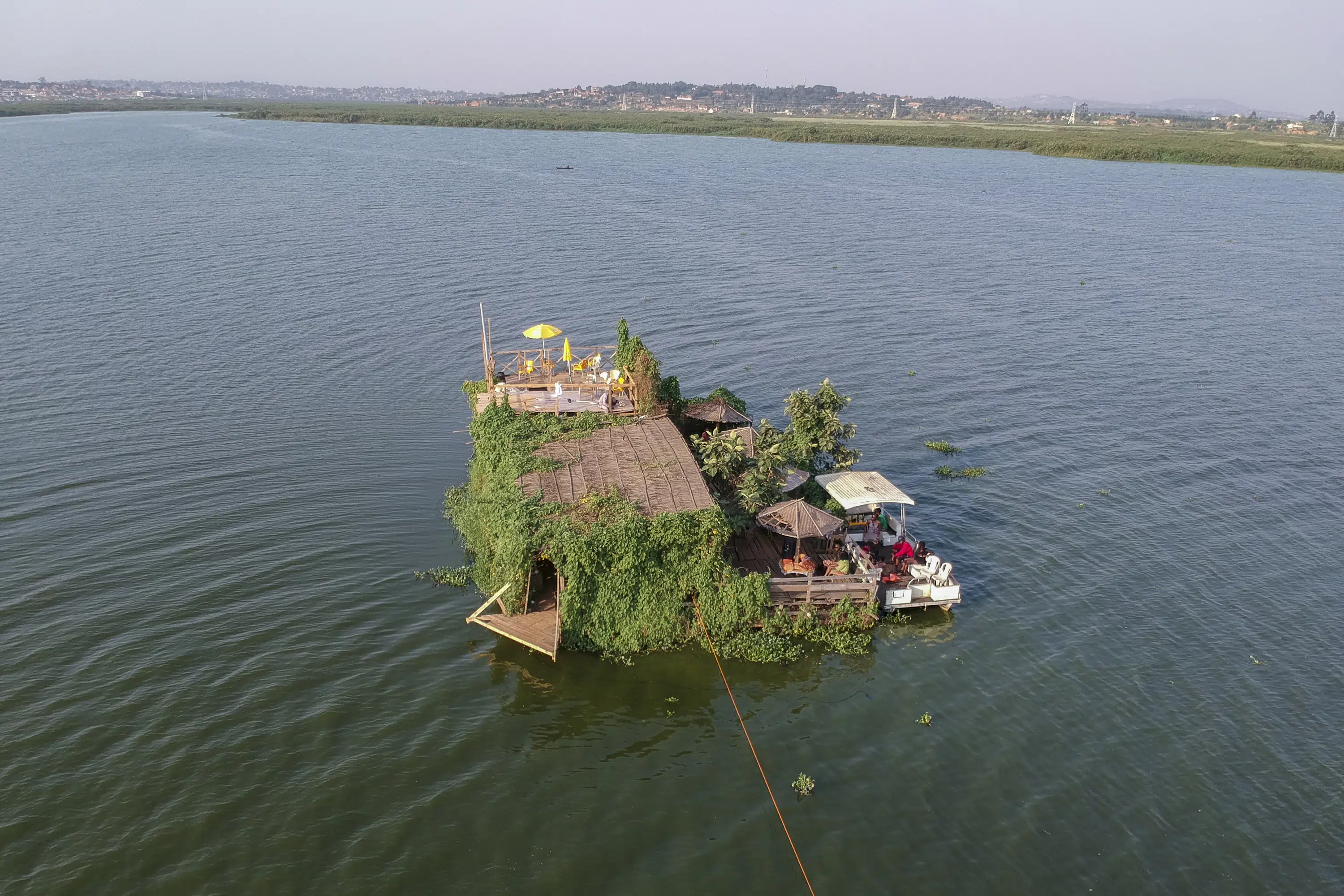 Lake Waste Recycling, Uganda constrói barco turístico inovador