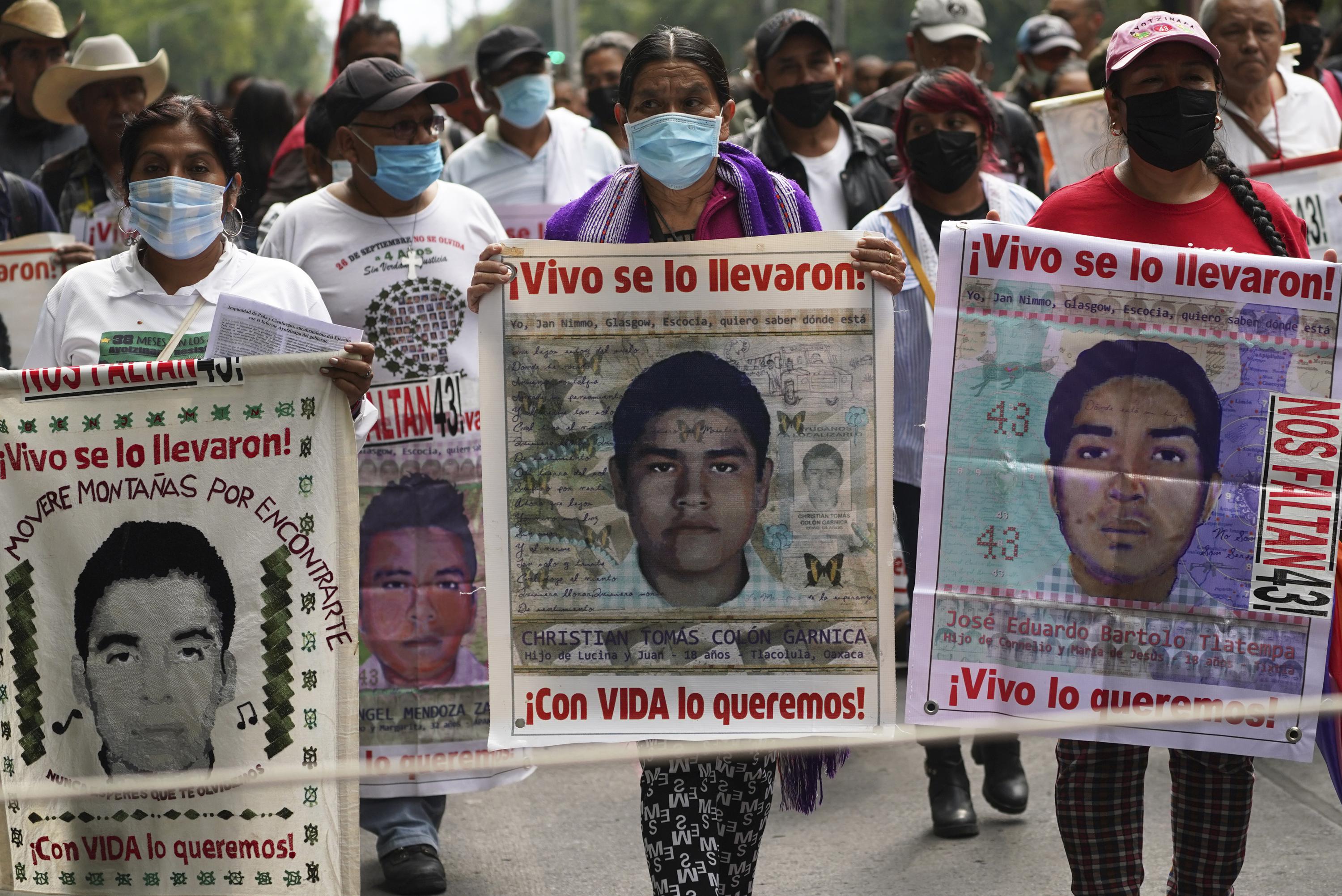Militares habrían matado a 6 estudiantes de caso Ayotzinapa | AP News