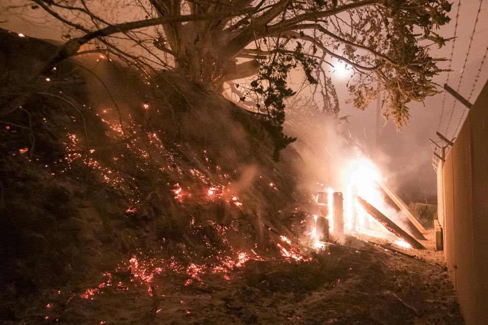 El incendio de Colorado quema una cerca de la autopista 1 cerca de Big Sur, California, el sábado 22 de enero de 2022. (Foto AP/Nic Coury)