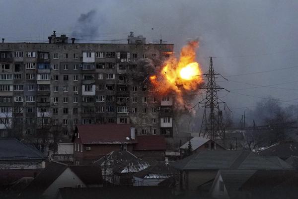 Se ve una explosión en un edificio de apartamentos después de que el tanque del ejército ruso se incendiara en Mariupol, Ucrania, el viernes 11 de marzo de 2022. (AP Foto/Evgeniy Maloletka)