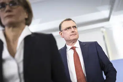 El presidente de la Junta de Gobierno del Banco Nacional suizo, Thomas Jordan, atrás, y la miembro de la junta Andrea Maechler asisten a una conferencia de prensa en Zürich, jueves 23 de marzo de 2023. (Michael Buholzer/Keystone via AP)