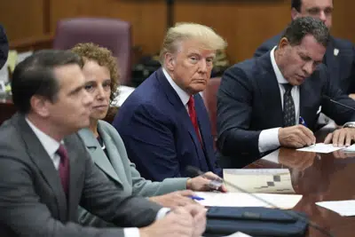 ARCHIVO - El expresidente Donald Trump se sienta en la mesa del acusado con su equipo legal en una corte de Manhattan, el martes 4 de abril de 2023 en Nueva York. Trump compareció por cargos de falsificar documentos empresariales en una investigación sobre pagos para silenciar a personas, la primera vez que un expresidente era acusado de un crimen. (AP Foto/Seth Wenig, Pool)