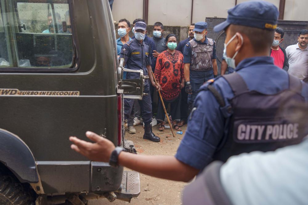 Un vehículo que transportaba los cuerpos de las víctimas de un accidente aéreo llega a un hospital en Katmandú, Nepal, el martes 31 de mayo de 2022. Los rescatistas que buscan en la ladera de una montaña en Nepal recuperaron el martes los cuerpos de las 22 personas que estaban a bordo de un avión que se estrelló. el domingo.  (Foto AP/Niranjan Shrestha)