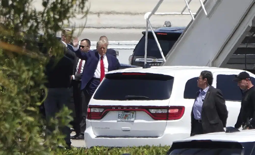 El expresidente Donald Trump saluda antes de abordar su avión en el Aeropuerto Internacional de Palm Beach, en West Palm Beach, Florida, el lunes 3 de abril de 2023. (Joe Cavaretta/South Florida Sun-Sentinel via AP)