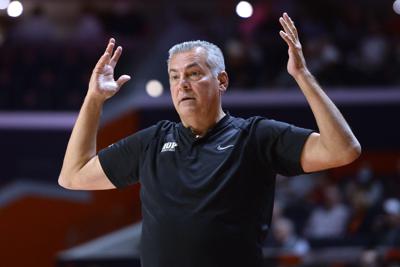 ARCHIVO - El entrenador de Indiana de Pensilvania, Joe Lombardi, gesticula durante la primera mitad del partido de baloncesto universitario de exhibición de la NCAA contra Illinois el viernes 29 de octubre de 2021, en Champaign, Illinois. Solo se necesitan un par de jugadores de marquesina para competir por campeonatos en el nivel de División II o III, la NAIA o incluso en ligas de División I de menor importancia. Pero en una era de libertad de transferencia y acuerdos de nombre, imagen y semejanza, la realidad es esta: si su programa es demasiado bueno, hay una buena posibilidad de que esos jugadores prolíficos jueguen en otro lugar la próxima temporada, reclutados para programas importantes que pueden ofrecerles más exposición, oportunidades y beneficios financieros. (AP Photo/Michael Allio, archivo)