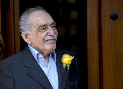 ARCHIVO - El premio Nobel de Literatura colombiano Gabriel García Márquez saluda a fanáticos y reporteros afuera de su casa en su cumpleaños 87 en la Ciudad de México el 6 de marzo de 2014. Se informó el domingo 16 de enero de 2022 que el difunto García Márquez tuvo una hija fuera del matrimonio en México. (AP Foto/Eduardo Verdugo, Archivo)